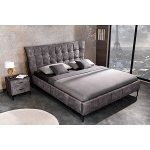 Estila Designová manželská postel Velouria se sametovým čalouněním ve stylu Chesterfield tmavě šedá 160 cm